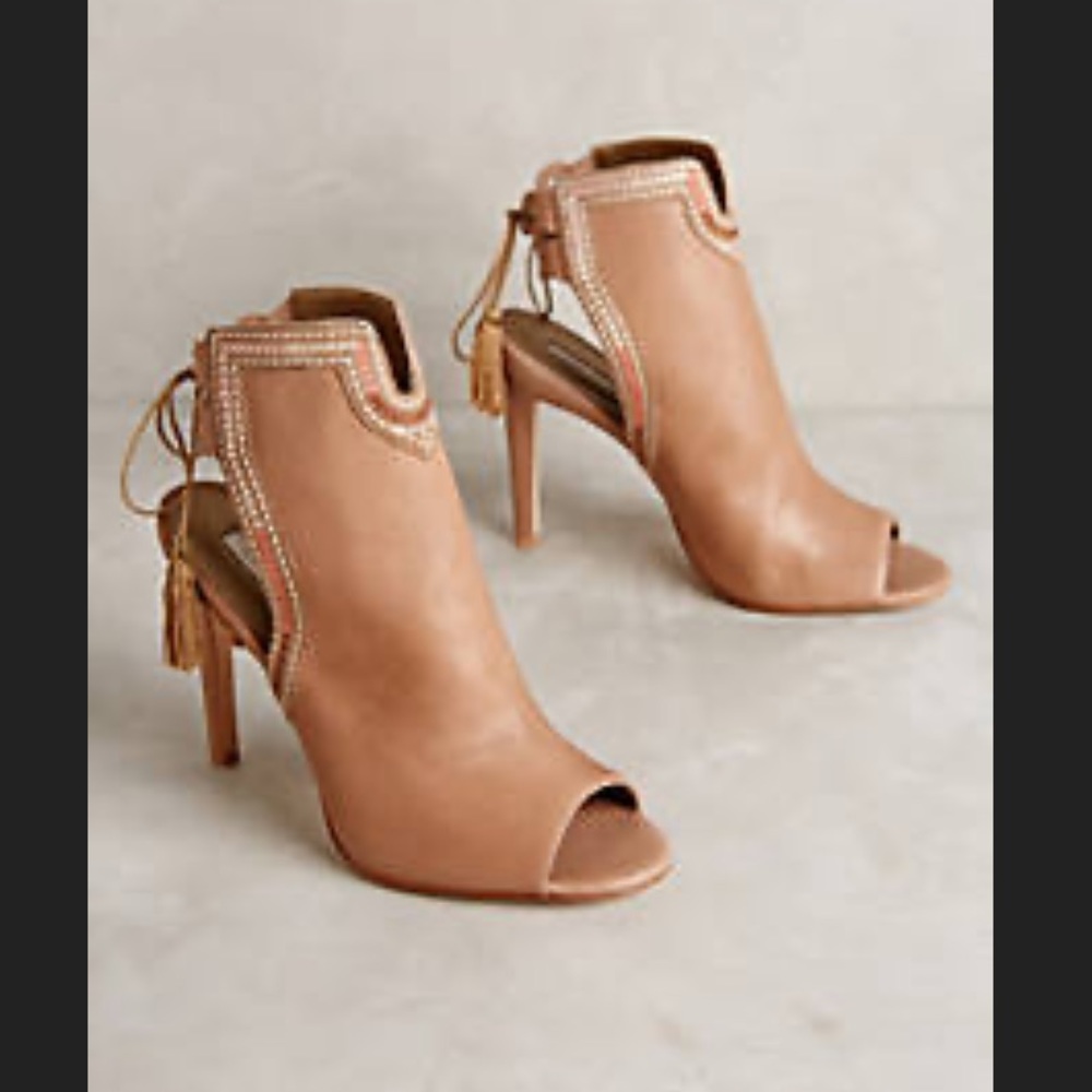 EUC Cynthia Vincent Tanlea Heel Lace Up Tassel Embriodered Tan Nude Women’s 10